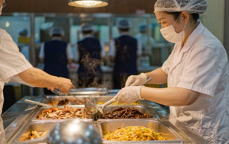 2000 人园区食堂，三班倒错峰供餐